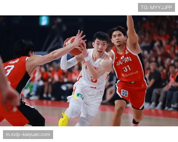 日本队换防沟通出现失误，中国男篮强弱侧转移创造空位